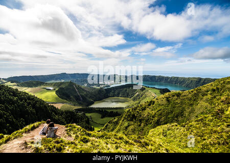 Paesaggio panoramico che si affaccia su tre fantastici stagni, Lagoa de Santiago, Rasa e Lagoa Azul Lagoa sette città. Foto Stock