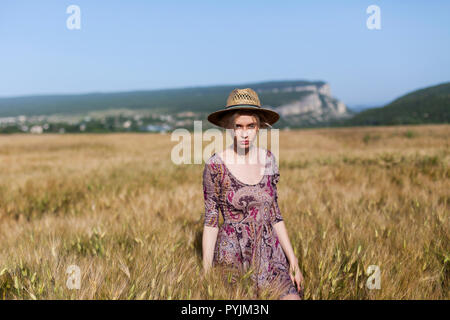 Una contadina in un campo di grano maturo e la segala Foto Stock