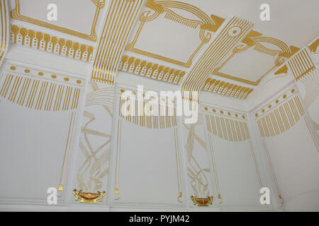 Art Nouveau stucchi nella ex villa Wagner I a Vienna, Austria. La villa progettata dall austriaco modernista architetto Otto Wagner e costruito nel 1886-1888 in Hütteldorf distretto. L'edificio fu acquistato e ristrutturato da artista austriaco Ernst Fuchs negli anni settanta e ora ospita la Ernst Fuchs museo. Foto Stock