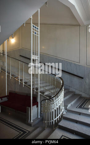 La scala nella sede della Österreichische Postsparkasse (austriaco Risparmio postale Banca) progettata dall austriaco modernista architetto Otto Wagner (1906) di Vienna in Austria. Foto Stock