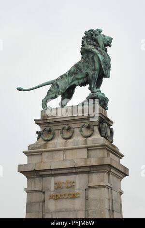 Leone di bronzo disegnato da scultore austriaco Rudolf Weyr sul Löwenbrücke (Ponte Lions) in direzione Nussdorf Weir (Nussdorfer Wehr) al canale del Danubio (Donaukanal) in direzione Nussdorf distretto di Vienna, Austria. La direzione Nussdorf Weir progettato dall austriaco modernista architetto Otto Wagner è stato costruito dal 1894 al 1898. Foto Stock