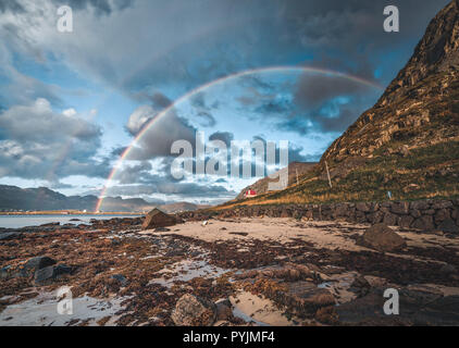 Arcobaleno doppio sopra il piccolo villaggio di pescatori con il blu del cielo e cloouds e montagne delle isole Lofoten in Norvegia. Foto scattata in Norvegia. Foto Stock