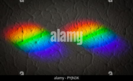 Colori arcobaleno sul soffitto, causato dalla luce solare che passa attraverso piccoli prismi sul davanzale. "Colore e consistenza". I prismi provengono da binocolo Foto Stock