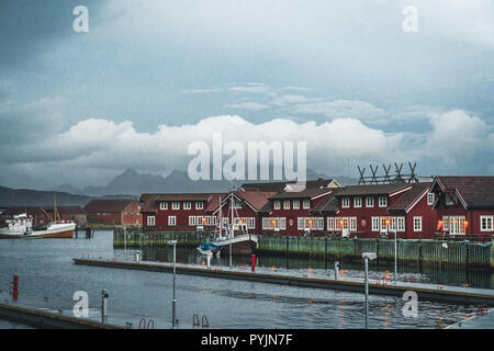 Svolvaer, Norvegia - Settembre 2018: le barche nel porto di mare con le montagne sullo sfondo. Svolvaer è un villaggio di pescatori e la città turistica loc Foto Stock
