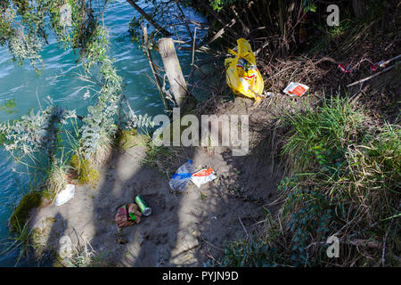 Uno sguardo alla vita in Nuova Zelanda. Rifiuti domestici scaricati accanto a un fiume. I Kiwis non sono mai stati gentili con la loro bella campagna. Foto Stock