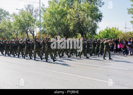 Salonicco, Grecia - 28 Ottobre 2018: Oxi giorno esercito greco parade.marzo durante la celebrazione della festa nazionale parata militare per commemorare il Greco non contro la Mussolini Italiano 1940 ultimatum. Credito: bestravelvideo/Alamy Live News Foto Stock