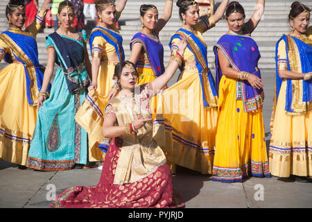 Londra REGNO UNITO. Il 28 ottobre 2018. Un autobus parcheggiato in per Trafalgar Square London UK. Il 28 ottobre 2018. Gli artisti interpreti o esecutori indiano della massa Goomar danza in costumi tradizionali pongono al Diwali Festival in Trafalgar Square Diwali tradizionalmente simboleggia la gioia, amore, riflessione, risoluzione, il perdono, la luce e la conoscenza e rappresenta la vittoria del bene sul male e della luce sulle tenebre Credito: amer ghazzal/Alamy Live News Foto Stock