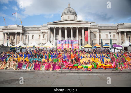 Londra REGNO UNITO. Il 28 ottobre 2018. Gli artisti interpreti o esecutori indiano della massa Goomar danza in costumi tradizionali pongono al Diwali Festival in Trafalgar Square Diwali tradizionalmente simboleggia la gioia, amore, riflessione, risoluzione, il perdono, la luce e la conoscenza e rappresenta la vittoria del bene sul male e della luce sulle tenebre Credito: amer ghazzal/Alamy Live News Foto Stock