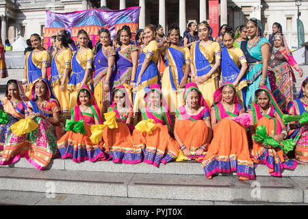 Londra REGNO UNITO. Il 28 ottobre 2018. Gli artisti interpreti o esecutori indiano della massa Ghoomar danza in costumi tradizionali pongono al Diwali Festival in Trafalgar Square Diwali tradizionalmente simboleggia la gioia, amore, riflessione, risoluzione, il perdono, la luce e la conoscenza e rappresenta la vittoria del bene sul male e della luce sulle tenebre Credito: amer ghazzal/Alamy Live News Foto Stock