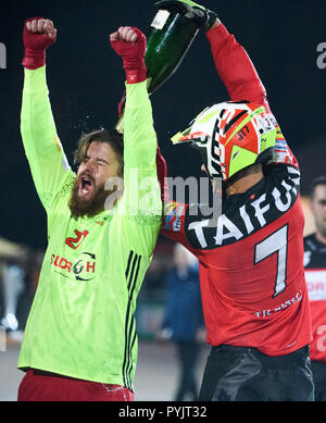 Tripudio risorto circa il campionato tedesco 2018: Justin Tichatschek (Moersch) germogli goalie Timo Neu (Moersch) champagne sopra la sua testa. GES / Motoball / prima lega, finali per il campionato tedesco 2018, MSC Puma Kuppenheim - MSC Typhoon Moersch, 27.10.2018 Motoball: prima lega: Finale MSC Puma Kuppenheim - MSC Typhoon Moersch, Moersch, Ottobre 27, 2018 | Utilizzo di tutto il mondo Foto Stock