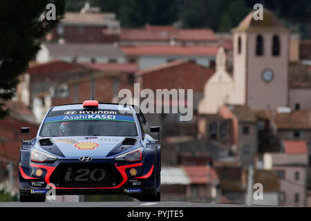 Riudecanyes, Barcelona, Spagna. 28 ott 2018. FIA World Rally Championship di Spagna; Dani Sordo - Carlos del Barrio di Hyundai Motorsport alla fine della tappa di credito: Azione Sport Plus/Alamy Live News Foto Stock