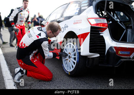 Riudecanyes, Barcelona, Spagna. 28 ott 2018. FIA World Rally Championship di Spagna; Jari Matti Latvala - Iikka Anttilla di Toyota Racing Gazoo WRT cambia la ruota dopo la foratura Credito: Azione Sport Plus/Alamy Live News Foto Stock