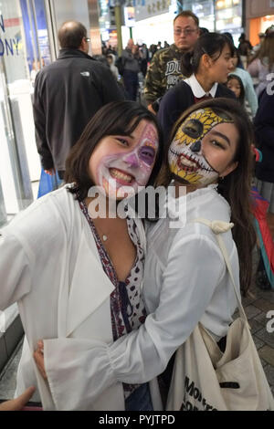 Tokyo, Giappone. 27 ott 2018. 2018/10/27 Tokyo, Shibuya week-end di Halloween. (Foto di Michael Steinebach/AFLO) Credito: Aflo Co. Ltd./Alamy Live News Foto Stock