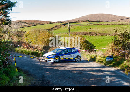 Ballydehob, West Cork, Irlanda. Sotto lo sguardo del monte Corrin, rally pilota Martin in Inghilterra e il suo navigatore Alba Inghilterra negoziare un tornante nella loro Ford Fiesta WRC durante una tappa del Rally di Fastnet 2018 organizzato da Skibbereen Car Club. Credito: Andy Gibson/Alamy Live News. Foto Stock