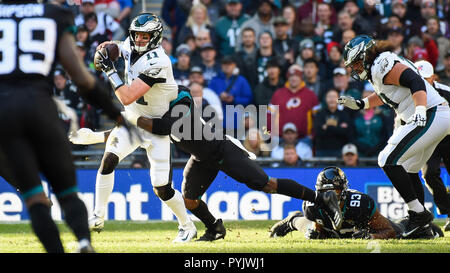 Londra, Regno Unito. Il 28 ottobre 2018. Eagles quarterback Carson Wentz (11) viene affrontato. Philadelphia Eagles a Jacksonville Jaguars NFL Game al Wembley Stadium, il gioco finale nella NFL London 2018 series. Credito: Stephen Chung / Alamy Live News Foto Stock