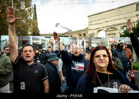 Roma, Italia. 27 ott 2018. Presidio di destra partito politico Forza Nuova per chiedere giustizia per l'omicidio di DesirÃ¨e Mariottini, trovato morto nel distretto della capitale di San Lorenzo (Italia, Roma, 27 ottobre 2018) il credito: Indipendente Agenzia fotografica/Alamy Live News Foto Stock