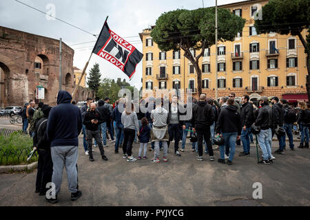 Roma, Italia. 27 ott 2018. Presidio di destra partito politico Forza Nuova per chiedere giustizia per l'omicidio di DesirÃ¨e Mariottini, trovato morto nel distretto della capitale di San Lorenzo (Italia, Roma, 27 ottobre 2018) il credito: Indipendente Agenzia fotografica/Alamy Live News Foto Stock