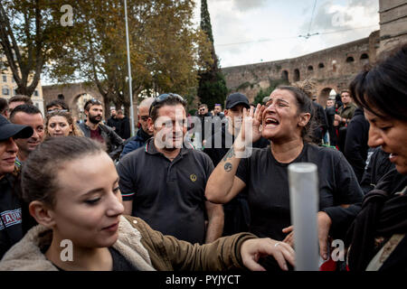 Roma, Italia. 27 ott 2018. Presidio di destra partito politico Forza Nuova per chiedere giustizia per l'omicidio di DesirÃ¨e Mariottini, trovato morto nel distretto della capitale di San Lorenzo (Italia, Roma, 27 ottobre 2018) il credito: Indipendente Agenzia fotografica/Alamy Live News Foto Stock