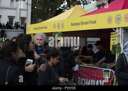 Londra, Regno Unito. 28 ottobre 2018. Indù, Sikh, Jains e Buddhisti celebrano Diwali o Festival delle luci, in Trafalgar Square, in questo giorno di fine ottobre. Diwali è la vittoria del bene sul male, e la conoscenza sull'ignoranza, celebrando la visione dell'unità in mezzo alla diversità. Credit: Joe Kuis / Alamy Live News. Foto Stock