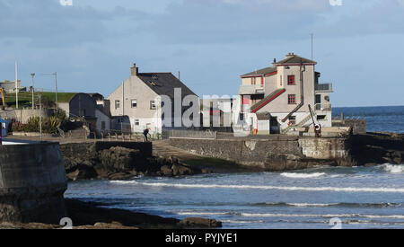 Portrush, County Antrim, Irlanda del Nord. Il 28 ottobre 2018. Regno Unito - previsioni del tempo - un glorioso giorno soleggiato nonostante il freddo in Irlanda del Nord la costa nord-ovest. Credito: David Hunter/Alamy Live News. Foto Stock