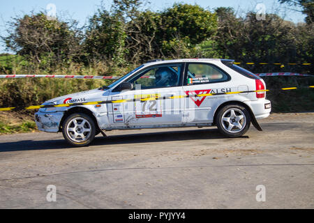 Bantry, West Cork, Irlanda, 28 ottobre 2018. Un bel giorno chiaro ha salutato l'inizio del 2018 Fastnet Rally di oggi, permettendo ai piloti di effettuare la maggior parte delle condizioni di asciutto mentre racing su colpi di scena e svolte delle strade di campagna intorno a Ballydehob e Bantry.Darragh Walsh e Kieran puntone in Honda Civic volare attraverso la stazione 16. Credito: aphperspective/Alamy Live News Foto Stock