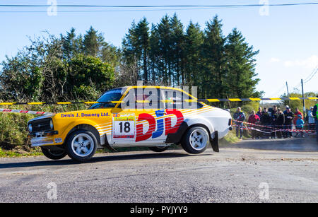 Bantry, West Cork, Irlanda, 28 ottobre 2018. Un bel giorno chiaro ha salutato l'inizio del 2018 Fastnet Rally di oggi, permettendo ai piloti di effettuare la maggior parte delle condizioni di asciutto mentre racing su colpi di scena e svolte delle strade di campagna intorno a Ballydehob e Bantry.Leonard Downey e Mark Murphy in MK2 Escort volare attraverso la stazione 16 con ruote di strada. Credito: aphperspective/Alamy Live News Foto Stock