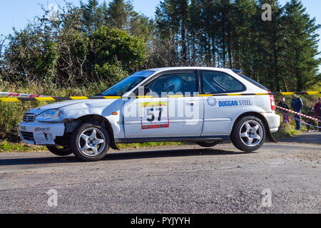 Bantry, West Cork, Irlanda, 28 ottobre 2018. Un bel giorno chiaro ha salutato l'inizio del 2018 Fastnet Rally di oggi, permettendo ai piloti di effettuare la maggior parte delle condizioni di asciutto mentre racing su colpi di scena e svolte delle strade di campagna intorno a Ballydehob e Bantry. Simon Duggan in Honda Civic mosca attraverso la stazione 16 con ruote di strada. Credito: aphperspective/Alamy Live News Foto Stock