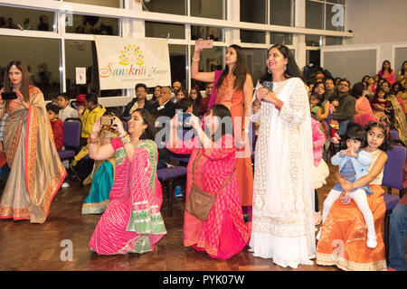 Watford, Regno Unito. 27 ott 2018. Le donne nella tradizionale sarees indiano di scattare le foto durante una celebrazione Diwali presso la comunità di Holywell Centre di Watford. Foto Data: Sabato 27 Ottobre, 2018. Foto: Roger Garfield/Alamy Live News Credito: Roger Garfield/Alamy Live News Foto Stock