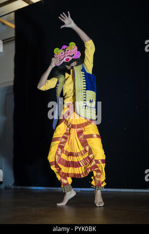 Watford, Regno Unito. 27 ott 2018. Una donna di eseguire una danza tradizionale nel corso di una celebrazione Diwali presso la comunità di Holywell Centre di Watford. Foto Data: Sabato 27 Ottobre, 2018. Foto: Roger Garfield/Alamy Live News Credito: Roger Garfield/Alamy Live News Foto Stock