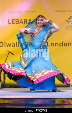 Trafalgar Square, Londra, Regno Unito. 28 ott 2018 - un gruppo esegue un ballo folk durante le celebrazioni. Centinaia di indù e sikh, Jains e persone provenienti da tutte le comunità partecipare alle celebrazioni Diwali a Londra - festival della luce, Diwali a Londra è celebrata ogni anno con un concerto gratuito di tradizionale e religiosa asiatica contemporanea di musica e danza. Credito: Dinendra Haria/Alamy Live News Foto Stock