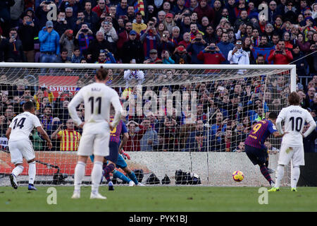 Camp Nou, Barcellona, Spagna. 28 ott 2018. La Liga calcio, Barcellona contro il Real Madrid; Luis Suarez del FC Barcelona punteggi il suo lato di seconda obiettivo dalla pena posto al trentesimo minuto Credito: Azione Sport Plus/Alamy Live News Foto Stock