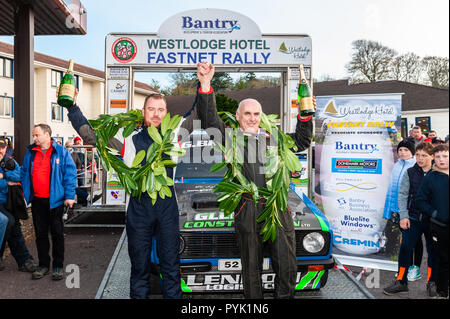 Bantry, West Cork, Irlanda. 28 ott 2018. Vincendo rally team Damien Tourish e Domhnall McAlaney, celebrare alla fine del 2018 Fastnet Rally. Credito: Andy Gibson/Alamy Live News. Foto Stock