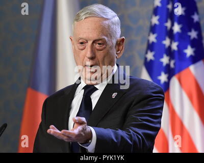 Praga, Repubblica Ceca. 28 ott 2018. Stati Uniti Il Segretario della Difesa Jim Mattis parla durante una conferenza stampa del primo ministro ceco Andrej Babis a Praga Repubblica Ceca, Domenica, 28 ottobre 2018. Mattis arriva a Praga in occasione del centenario del 1918 creazione dello Stato cecoslovacco. Credito: Roman Vondrous/CTK foto/Alamy Live News Foto Stock