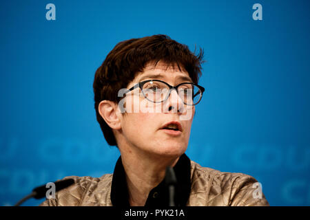 Berlino, Germania. 28 ott 2018. Annegret Kramp-Karrenbauer, Segretario Generale del cristiano Unione democratica di Germania (CDU), intervenendo presso le sedi di partito in Assia la sera dopo elezioni di stato. Credito: Carsten Koall/dpa/Alamy Live News Foto Stock