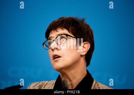 Berlino, Germania. 28 ott 2018. Annegret Kramp-Karrenbauer, Segretario Generale del cristiano Unione democratica di Germania (CDU), intervenendo presso le sedi di partito in Assia la sera dopo elezioni di stato. Credito: Carsten Koall/dpa/Alamy Live News Foto Stock