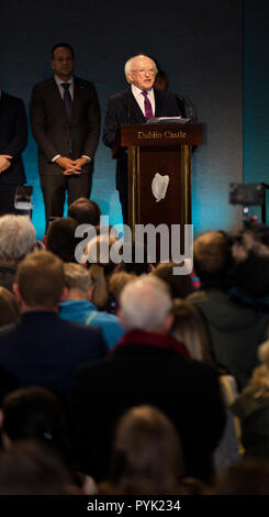 Dublino, Irlanda. 27 ott 2018. Presidente dell'Irlanda, Michael D Higgins, presso il centro di risultati nel Castello di Dublino, dove è stato annunciato che aveva vinto un secondo mandato come Presidente con un record di 58% del voto. Foto: Eamonn Farrell/RollingNews.ie Foto Stock