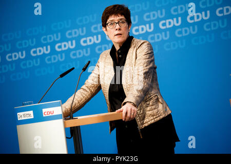 Berlino, Germania. 28 ott 2018. Annegret Kramp-Karrenbauer, Segretario Generale del cristiano Unione democratica di Germania (CDU), intervenendo presso le sedi di partito in Assia la sera dopo elezioni di stato. Credito: Carsten Koall/dpa/Alamy Live News Foto Stock