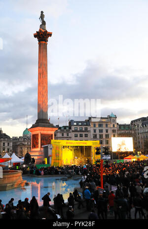 Londra, Regno Unito. Il 28 ottobre 2018. Divertimento Diwali celebrazioni in Trafalgar Square oggi, Ottobre 28th. Il Festival della luce è di significato religioso indù e sikh e Jain. Credito: Monica pozzetti/Alamy Live News Foto Stock