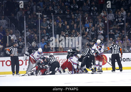 Los Angeles, California, USA. 28 ott 2018. Re de Los Angeles e New York Rangers i giocatori combattono durante il secondo periodo di preseason NHL Hockey gioco Martedì, Ottobre 28, 2018 a Los Angeles. Credito: Ringo Chiu/ZUMA filo/Alamy Live News Foto Stock