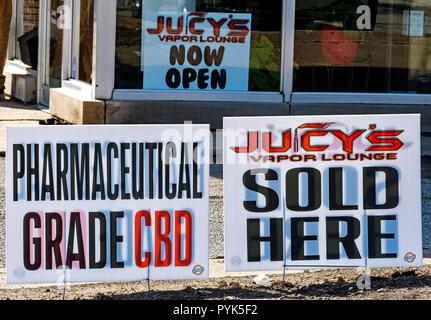 Emporia, Kansas, Stati Uniti d'America. 27 ott 2018. Cartello fuori Jucy del negozio di vapore la pubblicità per la vendita di grado farmaceutico olio CBD. Credito: Mark Reinstein/media/punzone Alamy Live News Foto Stock