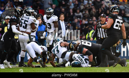 Londra, Regno Unito. Il 28 ottobre 2018. Le aquile di sicurezza forte Malcolm Jenkins (27) viene affrontato. Philadelphia Eagles a Jacksonville Jaguars NFL Game al Wembley Stadium, il gioco finale nella NFL London 2018 series. Punteggio finale: Aquile 24 giaguari 18. Credito: Stephen Chung / Alamy Live News Foto Stock