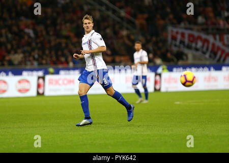 Milano, Italia. 28 ottobre, 2018. Joachim Andersen di UC Sampdoria in azione durante la serie di una partita di calcio tra AC Milan e UC Sampdoria. Foto Stock