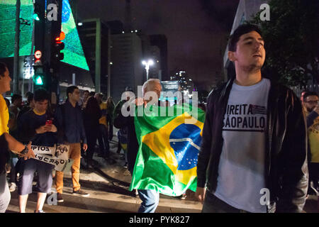 SÃO PAULO, SP - 28.10.2018: Segundo TURNO ELEIÇÕES 2018 EM SP - Popolazione commemora la vittoria del candidato Jair Bolsonaro per la Presidenza della Repubblica, su Av. Paulista, questa domenica (28). (Foto: Roberto Casimiro/Fotoarena) Foto Stock