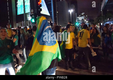 SÃO PAULO, SP - 28.10.2018: Segundo TURNO ELEIÇÕES 2018 EM SP - Popolazione commemora la vittoria del candidato Jair Bolsonaro per la Presidenza della Repubblica, su Av. Paulista, questa domenica (28). (Foto: Roberto Casimiro/Fotoarena) Foto Stock