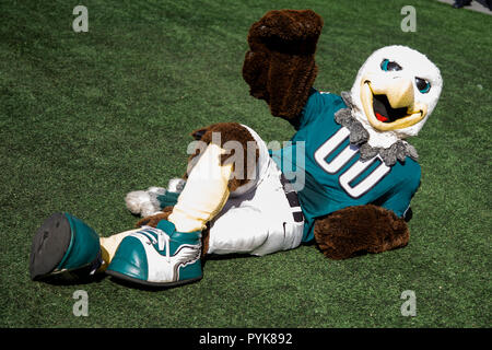 Philadelphia, Pennsylvania, USA. Xxi oct, 2018. Philadelphia Eagles mascotte in picchiata reagisce durante il gioco di NFL tra la Carolina Panthers e Philadelphia Eagles al Lincoln Financial Field di Philadelphia, Pennsylvania. Christopher Szagola/CSM/Alamy Live News Foto Stock