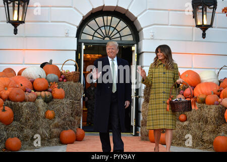 Washington DC, Stati Uniti d'America. 28 ott 2018. Il Presidente degli Stati Uniti, Trump e la First Lady Melania Trump arrivano ad accogliere Trick or treaters alla Casa Bianca per la festa di Halloween, Ottobre 28, 2018 a Washington, DC. Credito: Mike Theiler/Piscina via CNP /MediaPunch Credito: MediaPunch Inc/Alamy Live News Foto Stock