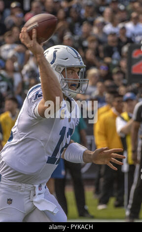 Oakland, la California, Stati Uniti d'America. 28 ott 2018. Indianapolis Colts quarterback Andrea Fortuna (12) incendi passano la Domenica, Ottobre 28, 2018 a Oakland-Alameda County Coliseum a Oakland, in California. Il Colts ha sconfitto i raider 42-28. Credito: Al di Golub/ZUMA filo/Alamy Live News Foto Stock