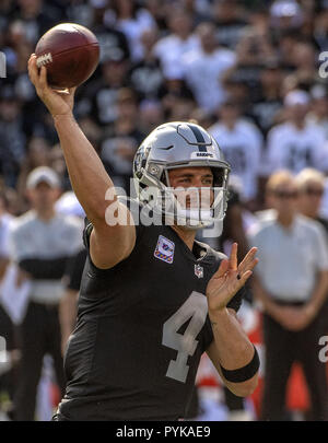 Oakland, la California, Stati Uniti d'America. 28 ott 2018. I raider di Oakland quarterback Derek Carr (4) incendi passano la Domenica, Ottobre 28, 2018 a Oakland-Alameda County Coliseum a Oakland, in California. Il Colts ha sconfitto i raider 42-28. Credito: Al di Golub/ZUMA filo/Alamy Live News Foto Stock