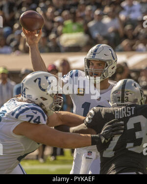 Oakland, la California, Stati Uniti d'America. 28 ott 2018. Indianapolis Colts quarterback Andrea Fortuna (12) incendi passano la Domenica, Ottobre 28, 2018 a Oakland-Alameda County Coliseum a Oakland, in California. Il Colts ha sconfitto i raider 42-28. Credito: Al di Golub/ZUMA filo/Alamy Live News Foto Stock
