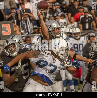 Oakland, la California, Stati Uniti d'America. 28 ott 2018. I raider di Oakland quarterback Derek Carr (4) incendi passano la Domenica, Ottobre 28, 2018 a Oakland-Alameda County Coliseum a Oakland, in California. Il Colts ha sconfitto i raider 42-28. Credito: Al di Golub/ZUMA filo/Alamy Live News Foto Stock